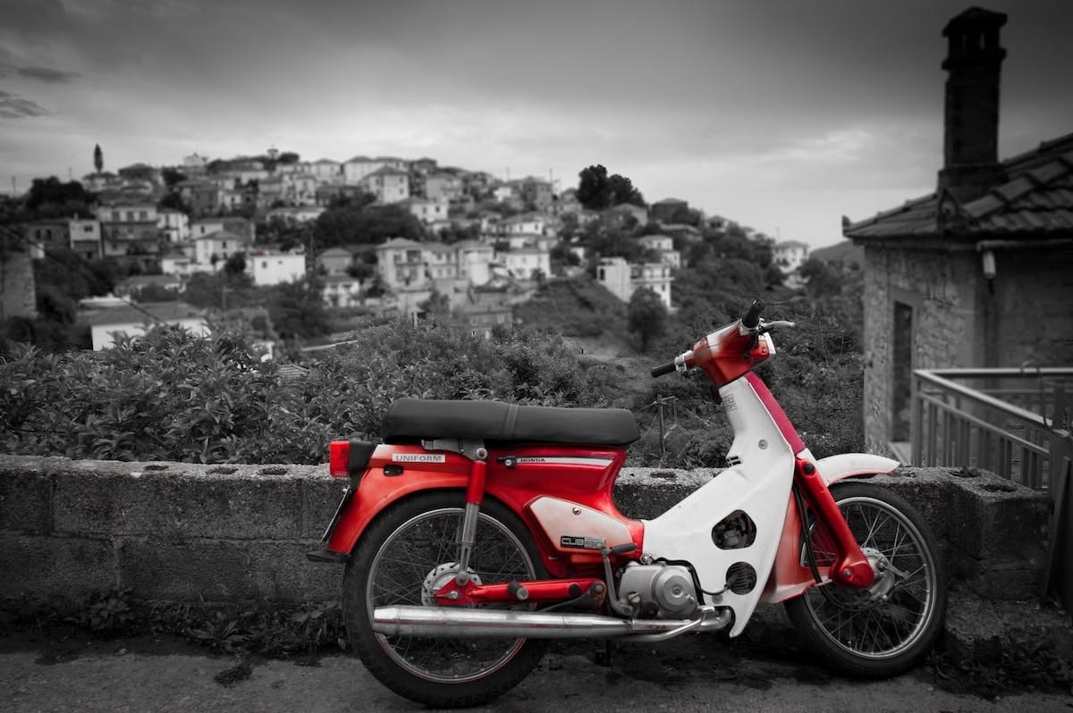 Améliorez l’économie de carburant de votre moto : stratégies et techniques inédites pour réduire la consommation d’essence